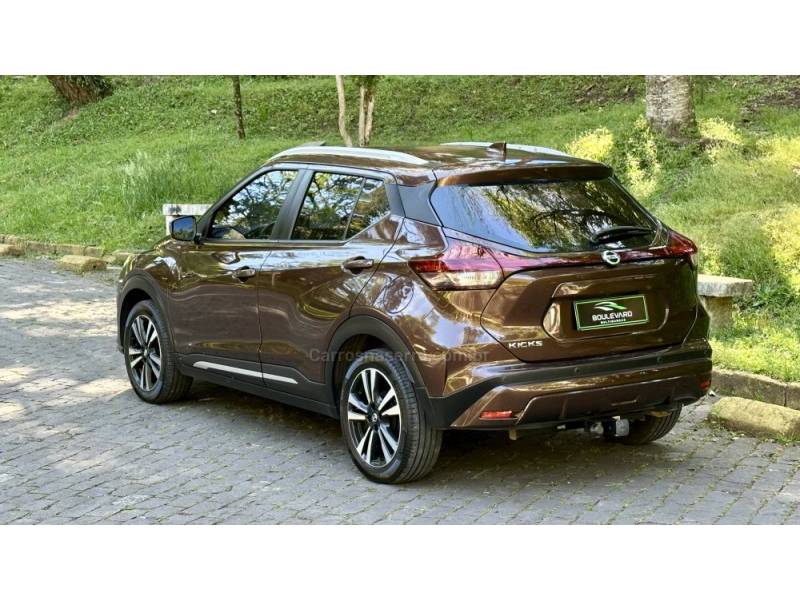 NISSAN - KICKS - 2021/2022 - Marrom - R$ 99.900,00