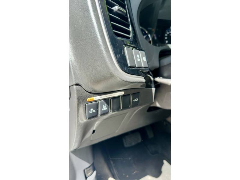 MITSUBISHI - OUTLANDER - 2017/2018 - Branca - R$ 118.900,00