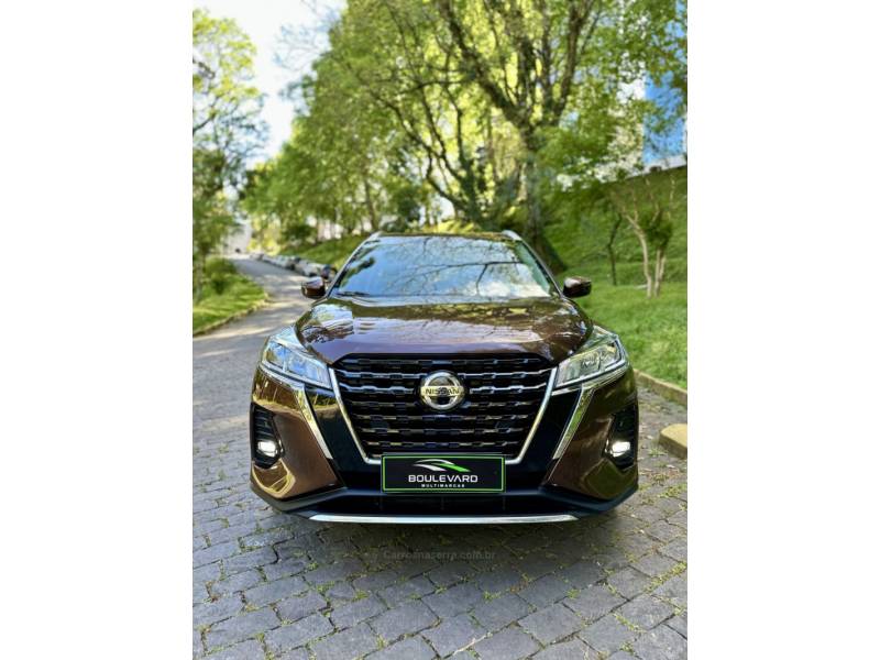 NISSAN - KICKS - 2021/2022 - Marrom - R$ 99.900,00