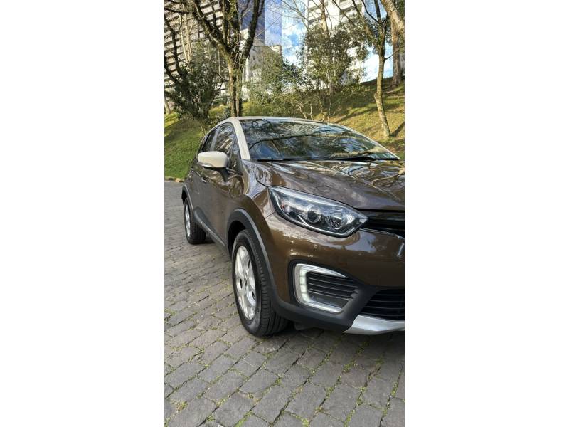 RENAULT - CAPTUR - 2017/2018 - Marrom - R$ 62.900,00