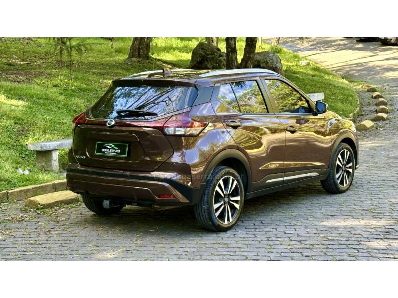 NISSAN - KICKS - 2021/2022 - Marrom - R$ 99.900,00