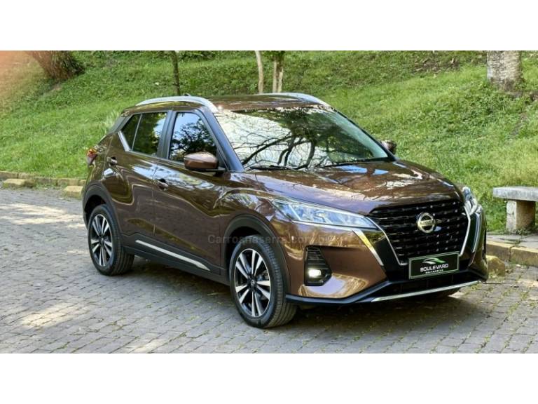 NISSAN - KICKS - 2021/2022 - Marrom - R$ 99.900,00