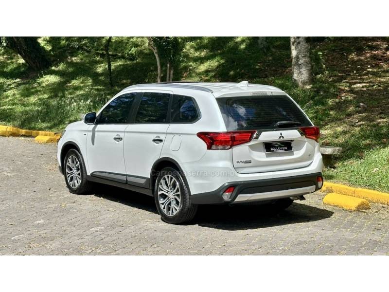 MITSUBISHI - OUTLANDER - 2017/2018 - Branca - R$ 118.900,00
