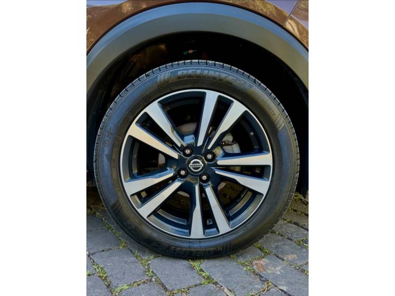 NISSAN - KICKS - 2021/2022 - Marrom - R$ 99.900,00