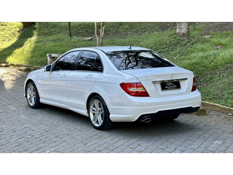 MERCEDES-BENZ - C 200 - 2013/2014 - Branca - R$ 77.900,00