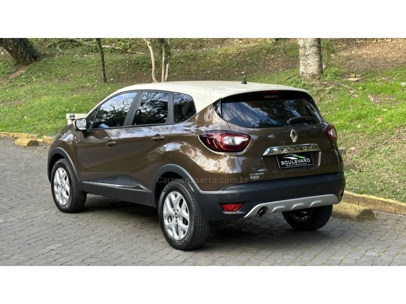 RENAULT - CAPTUR - 2017/2018 - Marrom - R$ 62.900,00